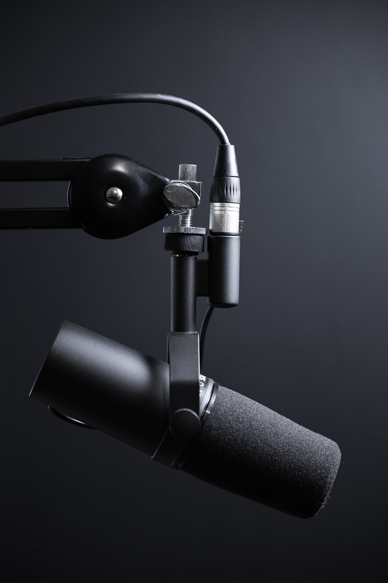 Zwei moderne Großmembran-Mikrofone nebeneinander auf Stativen im Podcaststudio